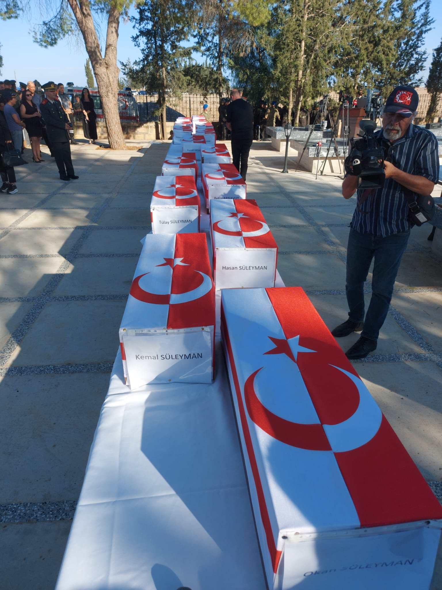 Kimlik tespiti tamamlanan 15 şehit Atlılar Şehitliği'nde defnedildi — 1. fotoğraf