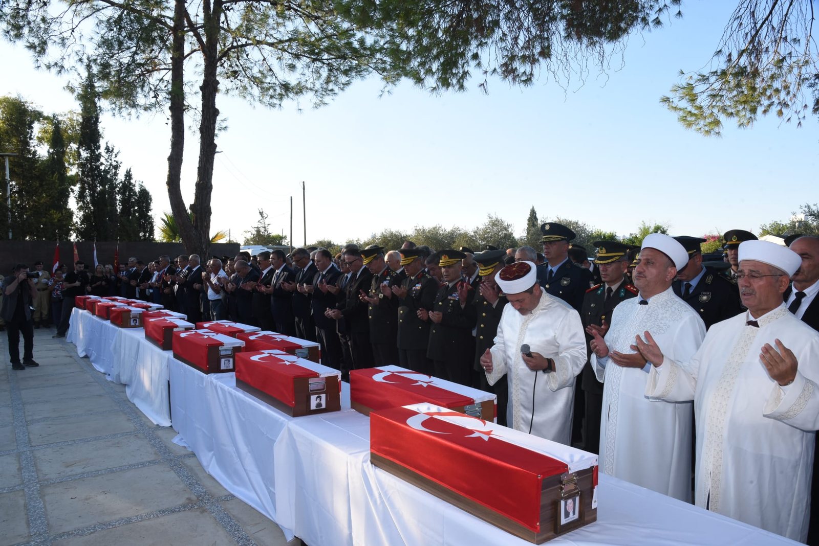 Kimlik tespiti tamamlanan 15 şehit Atlılar Şehitliği'nde defnedildi — 6. fotoğraf