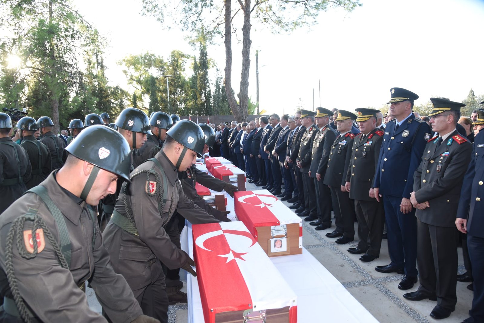 Kimlik tespiti tamamlanan 15 şehit Atlılar Şehitliği'nde defnedildi — 7. fotoğraf