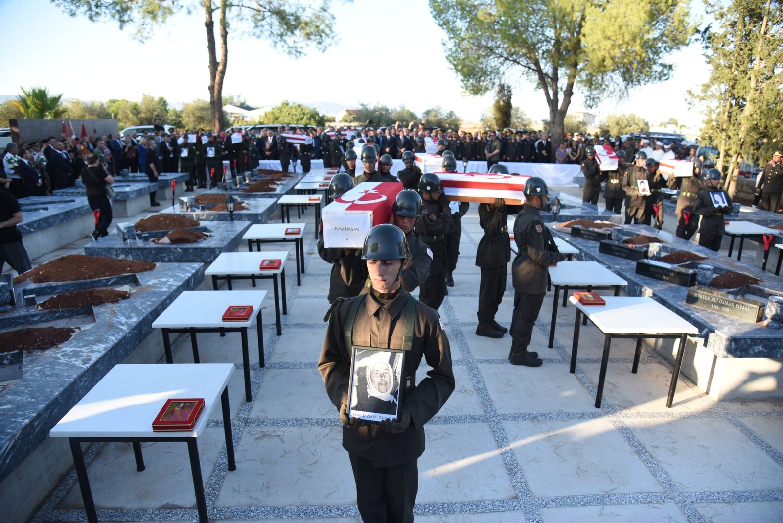 Kimlik tespiti tamamlanan 15 şehit Atlılar Şehitliği'nde defnedildi — 8. fotoğraf