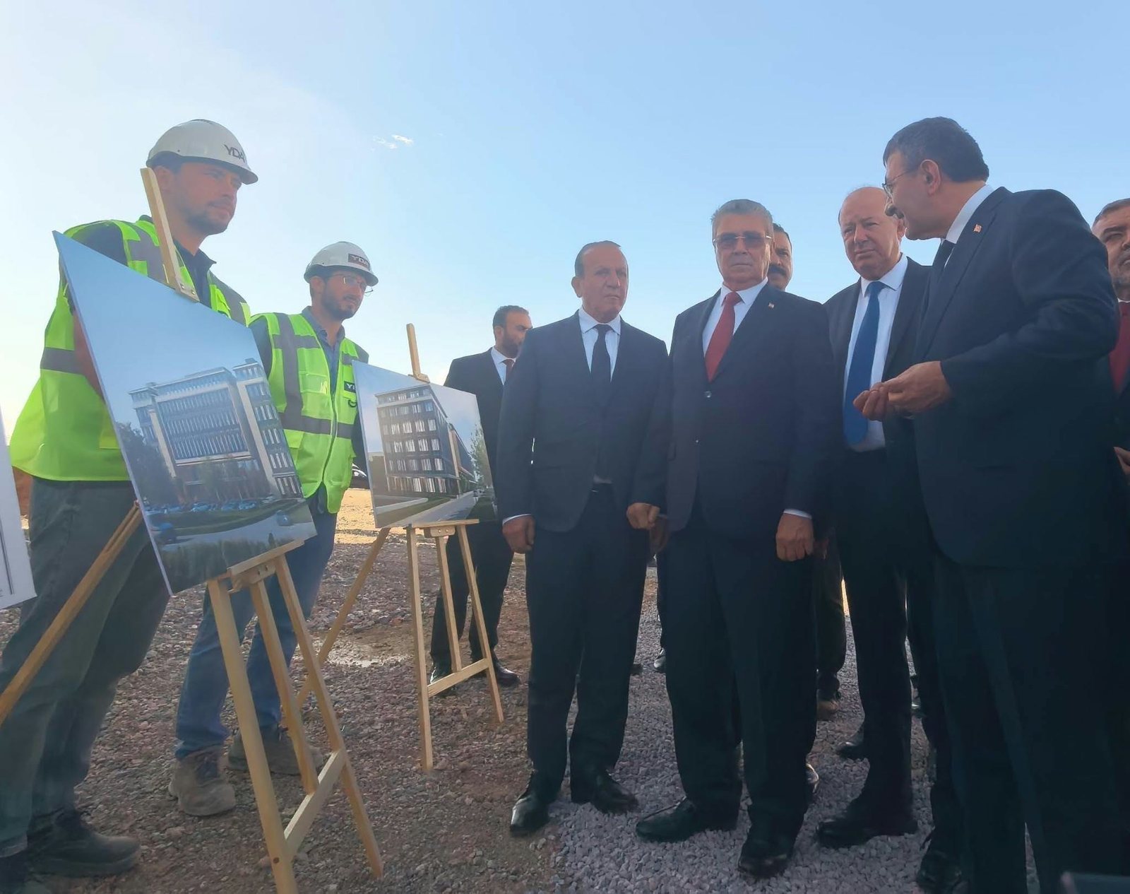Üstel ve Yılmaz, Yeni Lefkoşa Hastanesi inşaatını inceledi — 1. fotoğraf