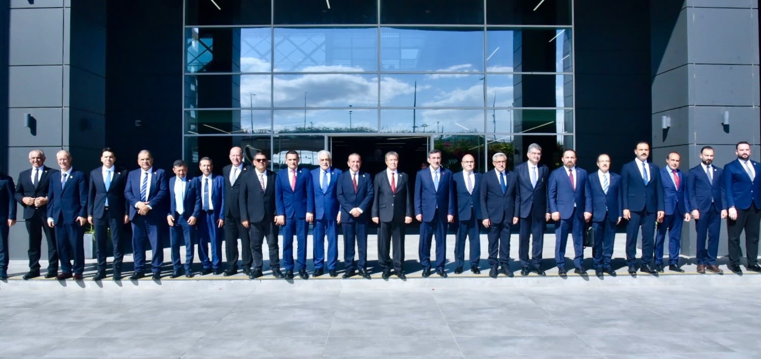 Yılmaz ve Üstel, Ercan Havalimanı'nda basın toplantısı düzenledi — 1. fotoğraf
