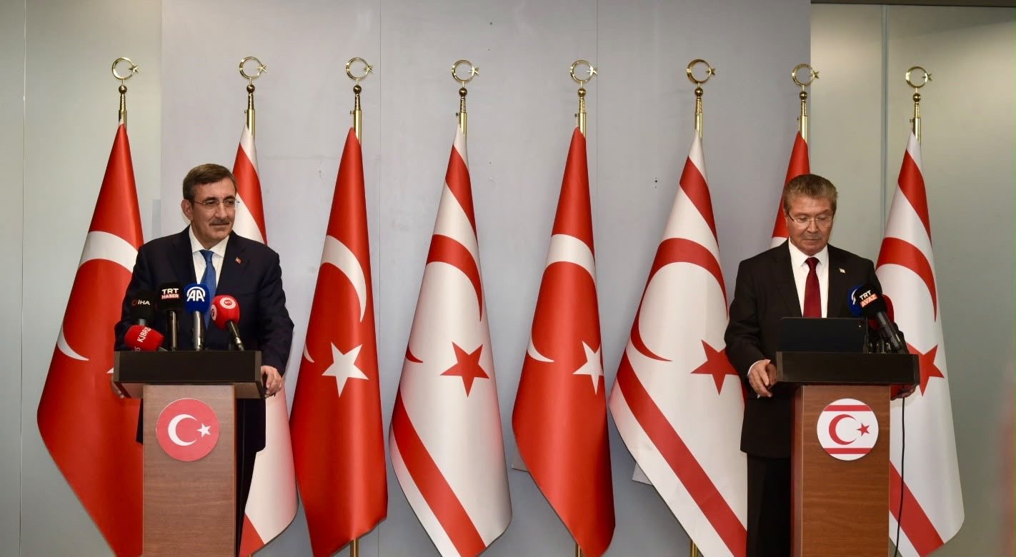 Yılmaz ve Üstel, Ercan Havalimanı'nda basın toplantısı düzenledi — 2. fotoğraf