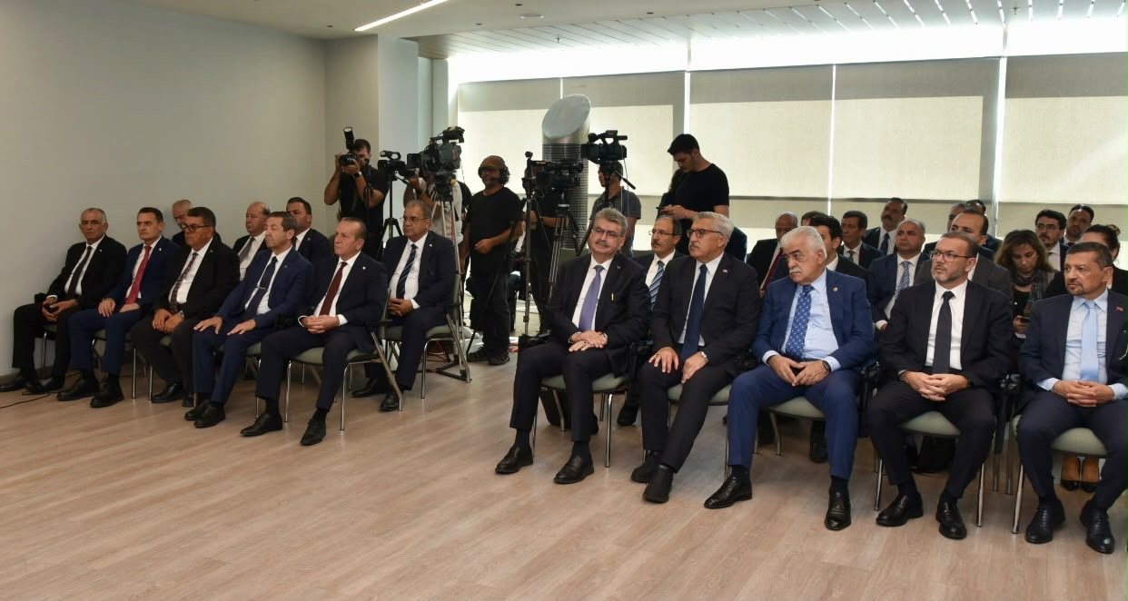 Yılmaz ve Üstel, Ercan Havalimanı'nda basın toplantısı düzenledi — 3. fotoğraf