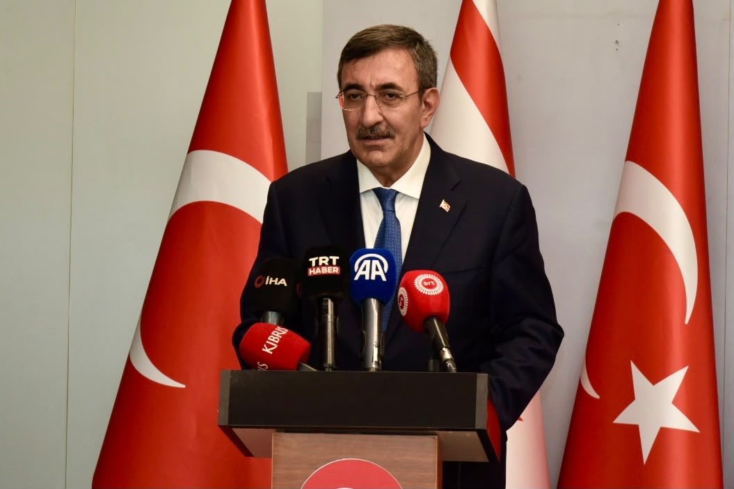Yılmaz ve Üstel, Ercan Havalimanı'nda basın toplantısı düzenledi — 5. fotoğraf