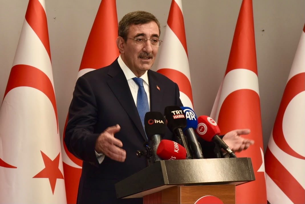 Yılmaz ve Üstel, Ercan Havalimanı'nda basın toplantısı düzenledi — 6. fotoğraf